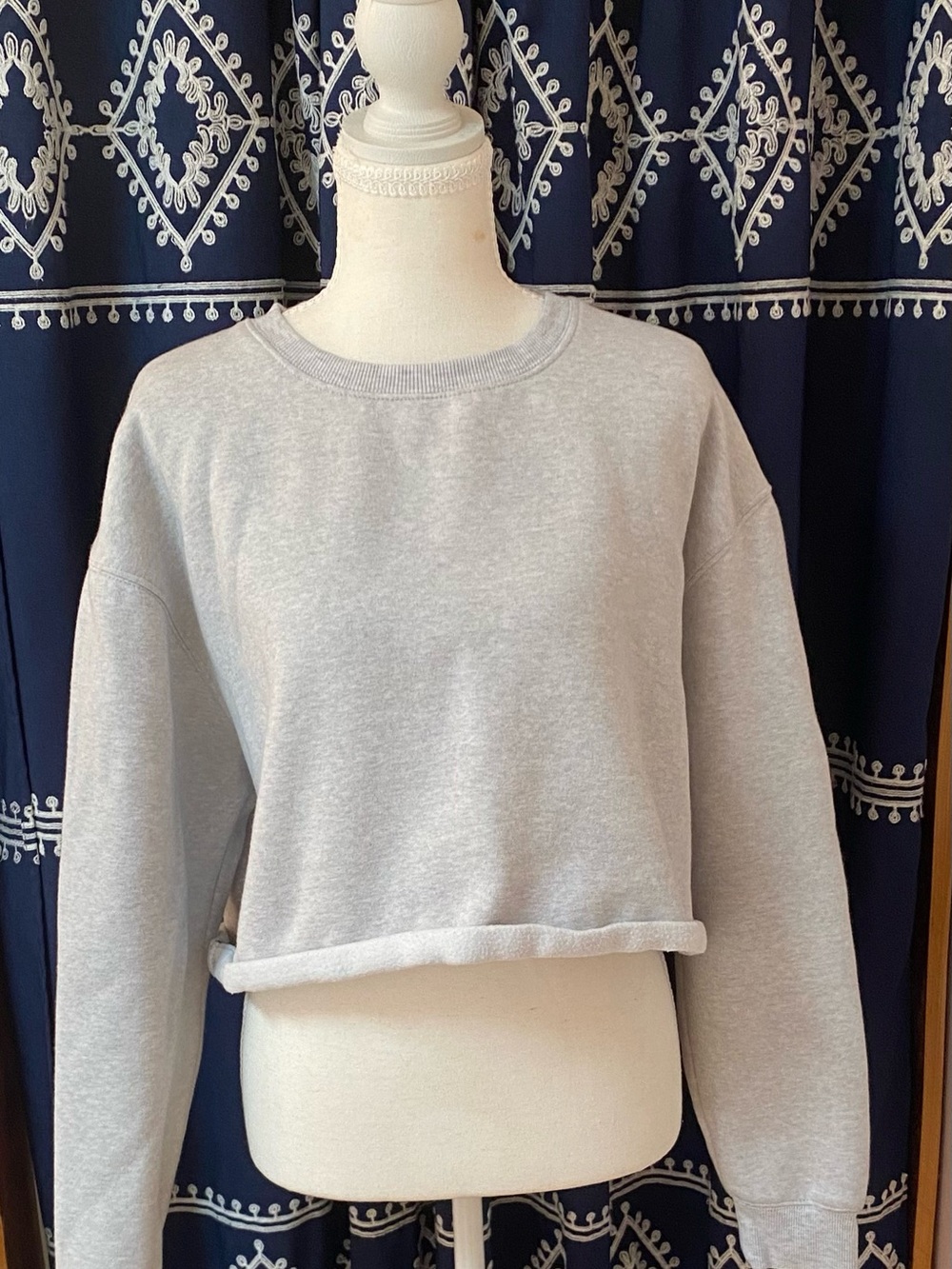 Women’s Light Gray Cropped Crewneck Sweatshirt